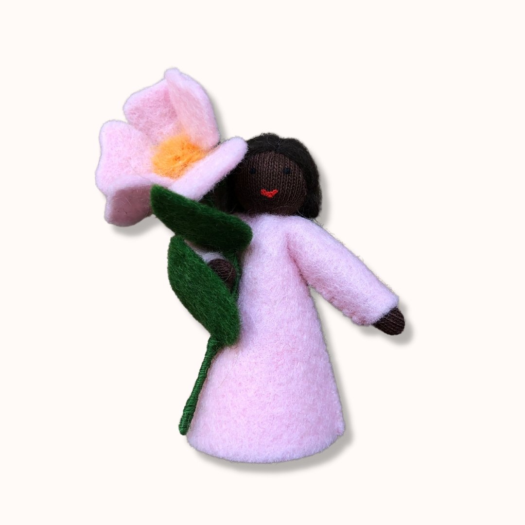 Bambolina in feltro Waldorf Primavera - Rosa Canina Ambro Dolls