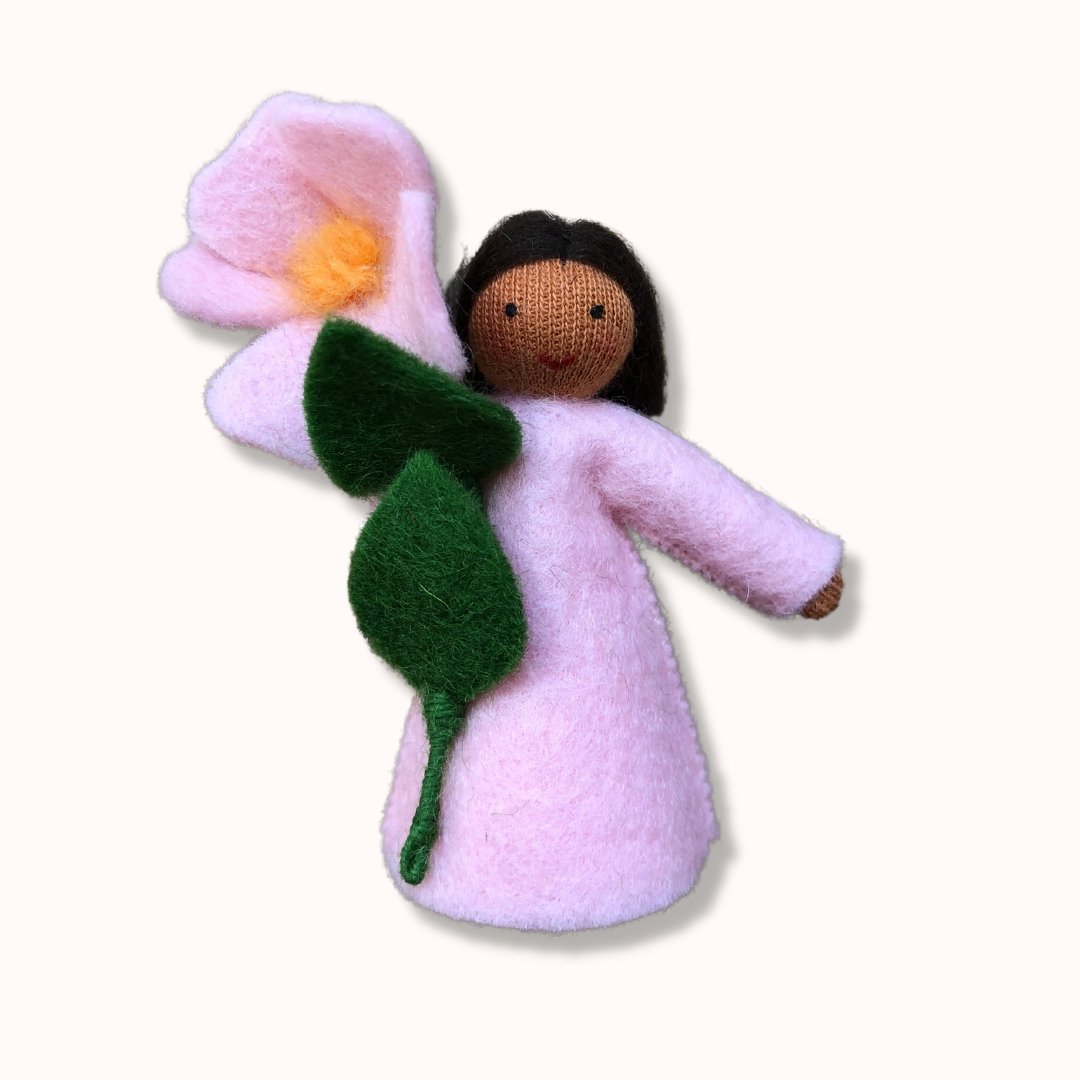 Bambolina in feltro Waldorf Primavera - Rosa Canina Ambro Dolls