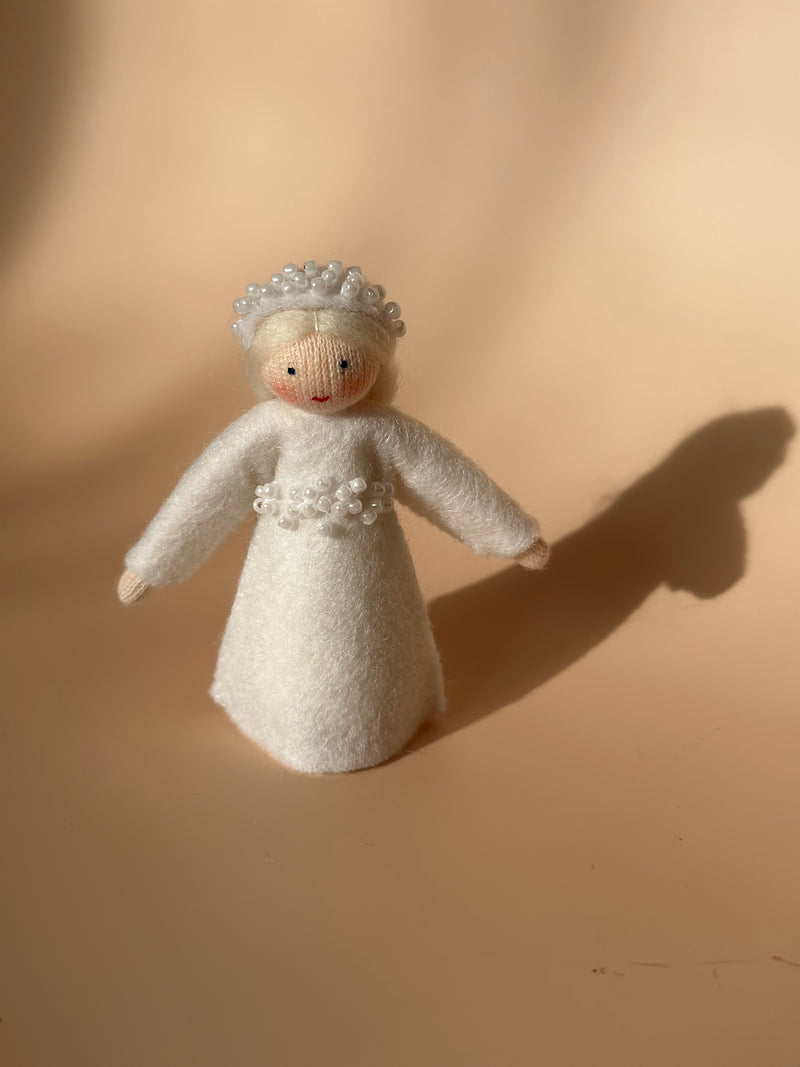 Bambolina in feltro Waldorf - Principessa del ghiaccio Ambro Dolls