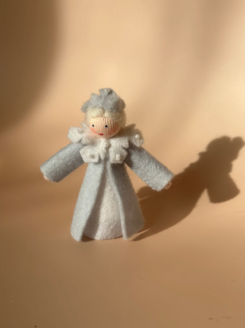 Bambolina in feltro Waldorf - Regina delle nevi Ambro Dolls